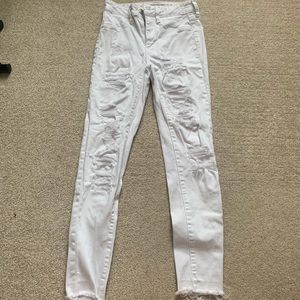 White ripped skinny jeans from American Eagle. Size 2